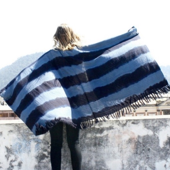 KETZALI MIDNIGHT UTZ PONCHO - Picture 8 of 8